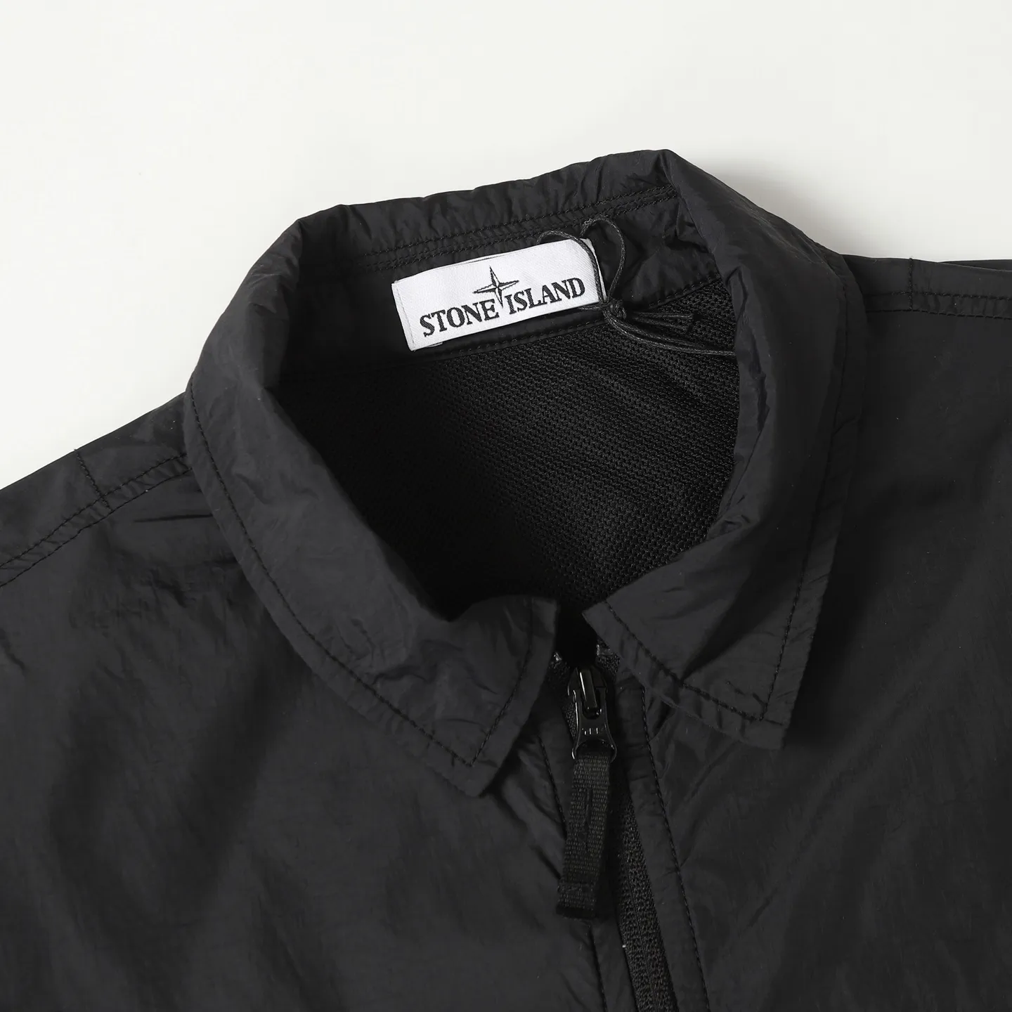 P360 STONE ISLAND black metal nylon jacket Lapel zipper design Breathable mesh inside Made of customized metal nylon fabric Cost is quite high Y-shaped cross-section Fastness level 3 or above Windproof, anti-splash, anti-static Garment dyeing technology gives a unique light metallic luster Simple and elegant design Compass mark on the left chest Left sleeve logo Uniform for men and women Suitable for daily commuting Size: S M L XL